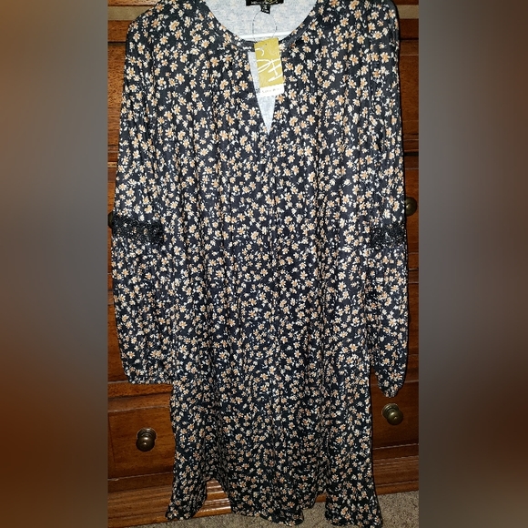 Floral Key Hole Shift Dress - Picture 2 of 4